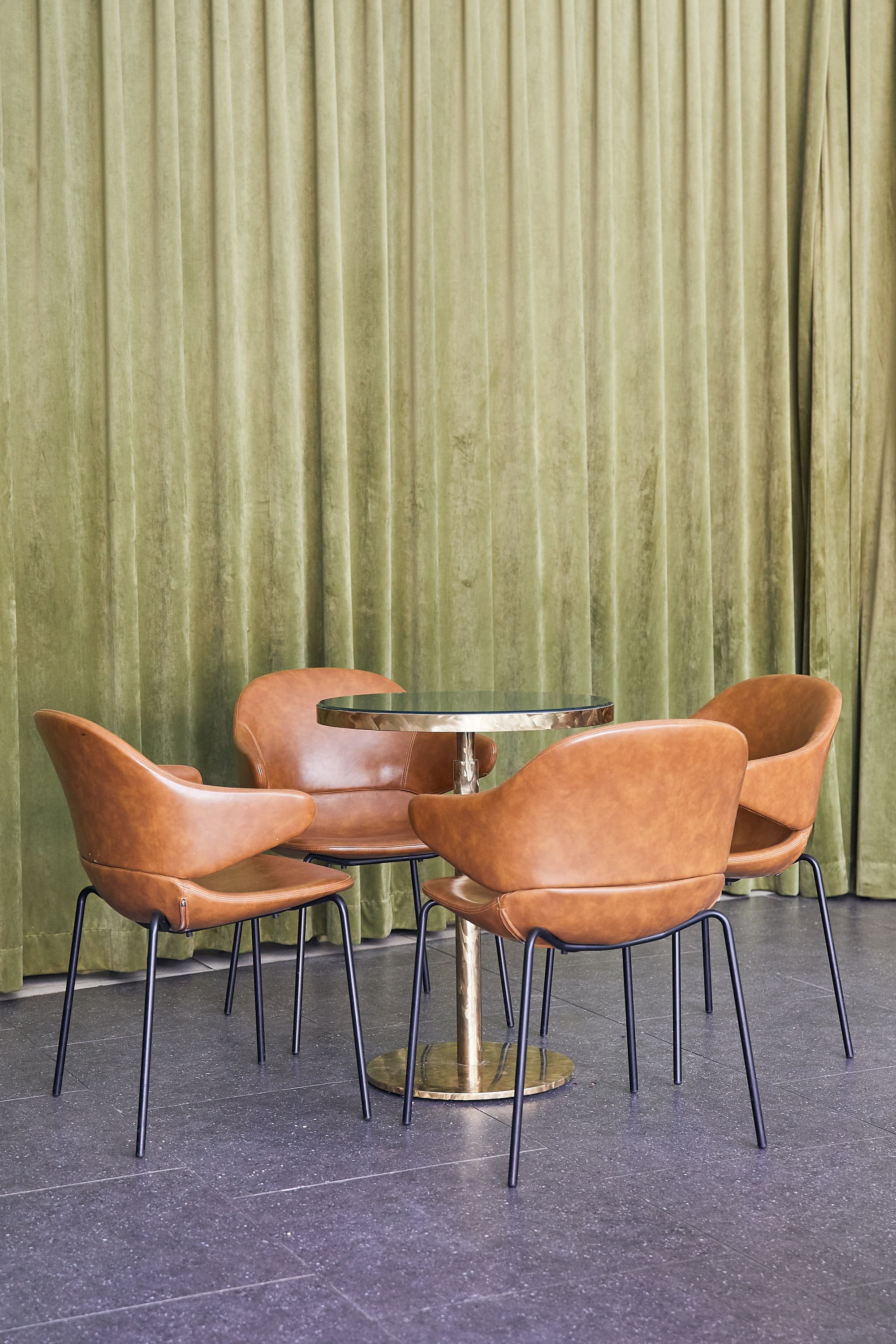 Hug Chair / Steel tube with arm