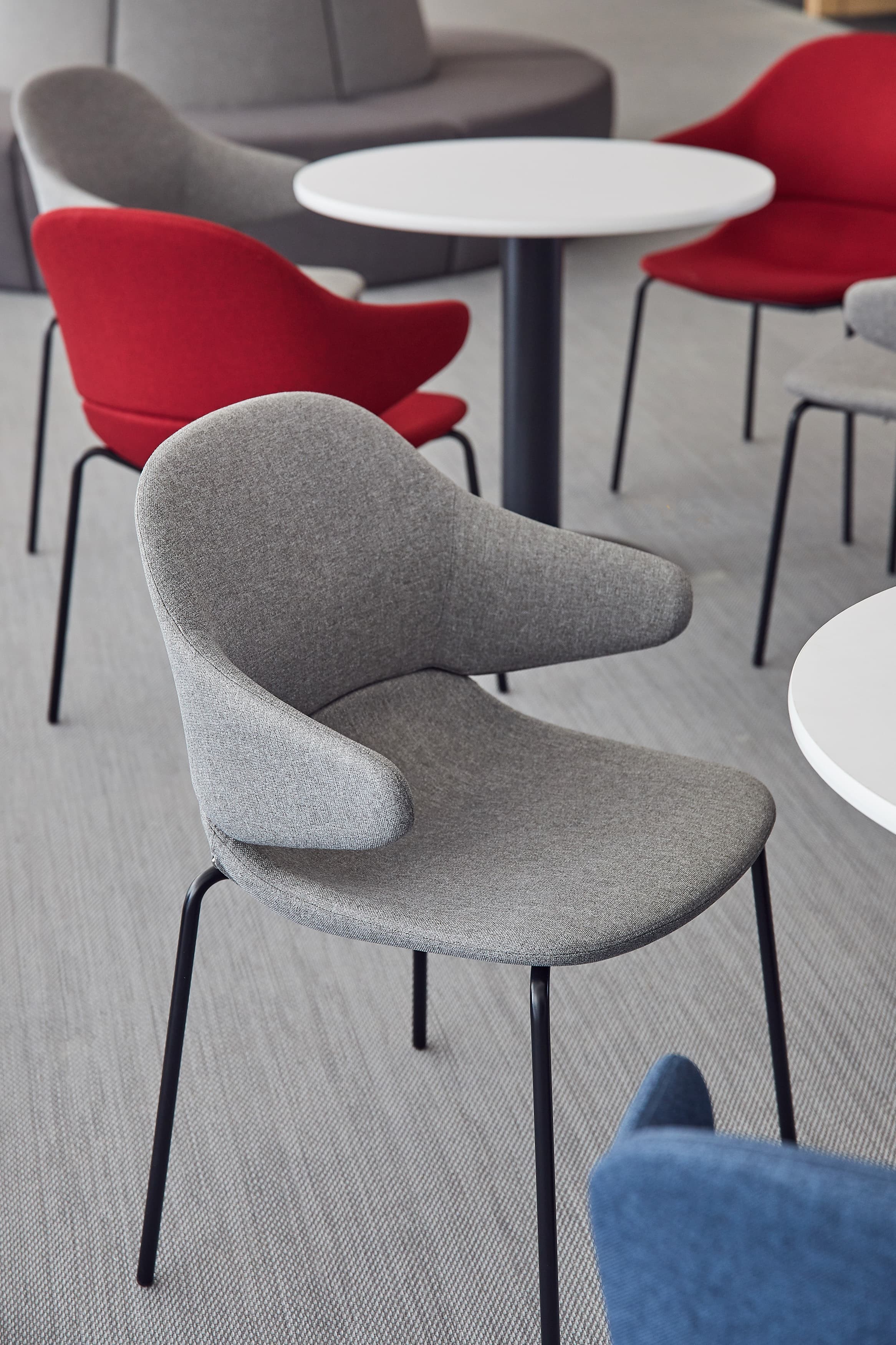 Hug Chair / Steel tube with arm